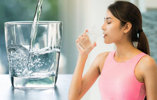 Uống nước đúng cách để có vóc dáng cân đối